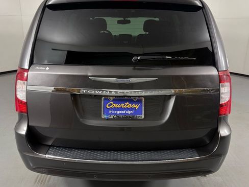 Used 2015 Chrysler Town & Country Touring-L image 7