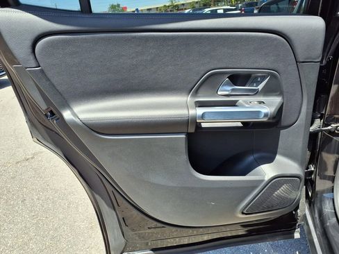 Used 2023 Mercedes-Benz GLB 250 4MATIC w/ Premium Package image 21