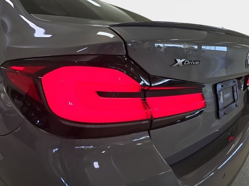 Used 2022 BMW M550i xDrive w/ Dynamic Handling Package image 32