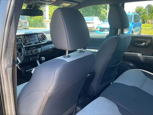 Used 2021 Toyota Tacoma TRD Off-Road AWD/4WD image 36