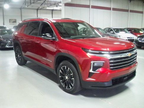 Used 2025 Chevrolet Traverse LT w/ Sun and Wheel Package image 3