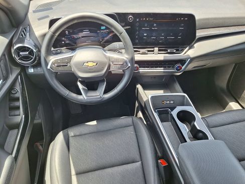 Used 2025 Chevrolet Equinox LT w/ Convenience Package II FWD image 9