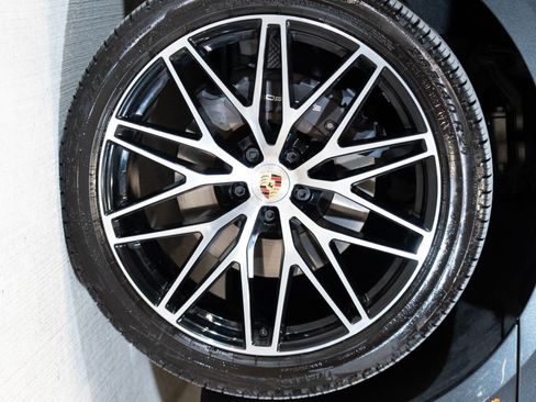 Certified 2026 Porsche Macan AWD/4WD image 10
