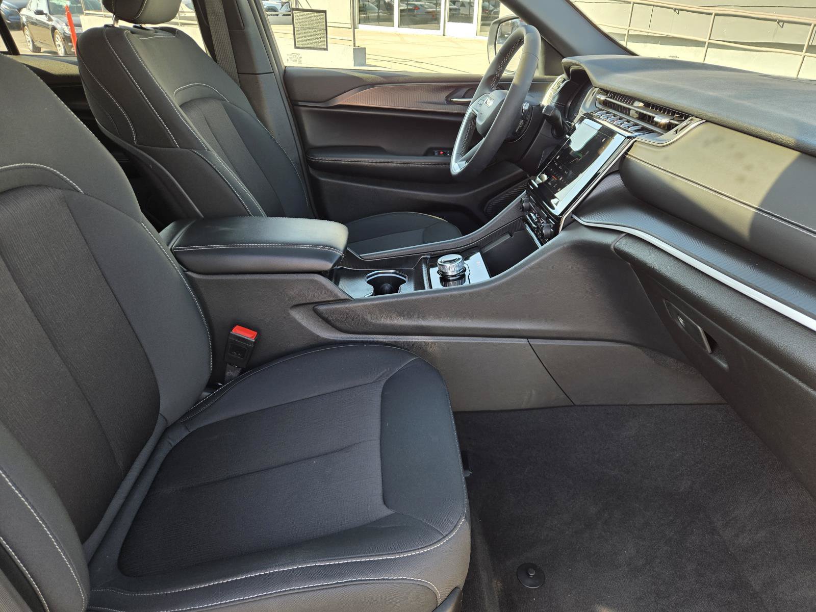 Used 2025 Jeep Grand Cherokee Laredo X RWD image 32