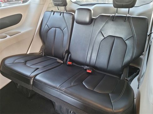 Certified 2024 Chrysler Pacifica Touring-L image 18
