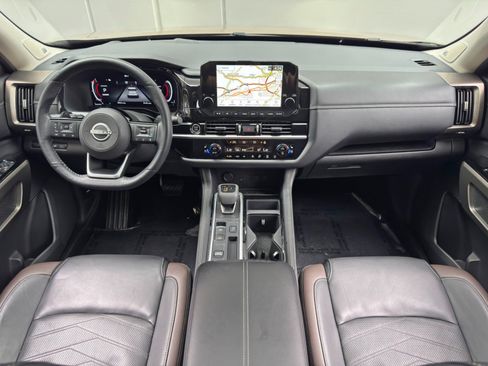 Used 2024 Nissan Pathfinder Platinum FWD image 12
