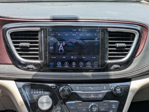 Used 2019 Chrysler Pacifica Limited FWD image 15