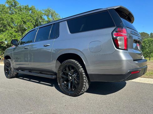 Used 2022 Chevrolet Suburban Z71 w/ Luxury Package AWD/4WD image 7