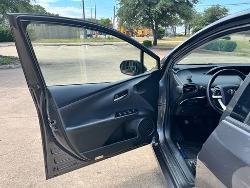 Used 2018 Toyota Prius Prime Premium image 9