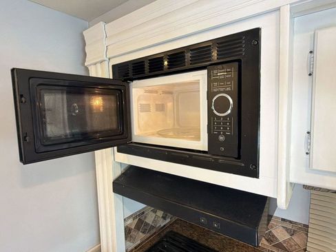 Used 2016 Ford E-450 and Econoline 450 Super Duty w/ Motorhome Prep Package image 36