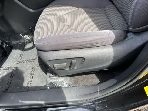 Used 2023 Toyota Highlander LE AWD/4WD image 11