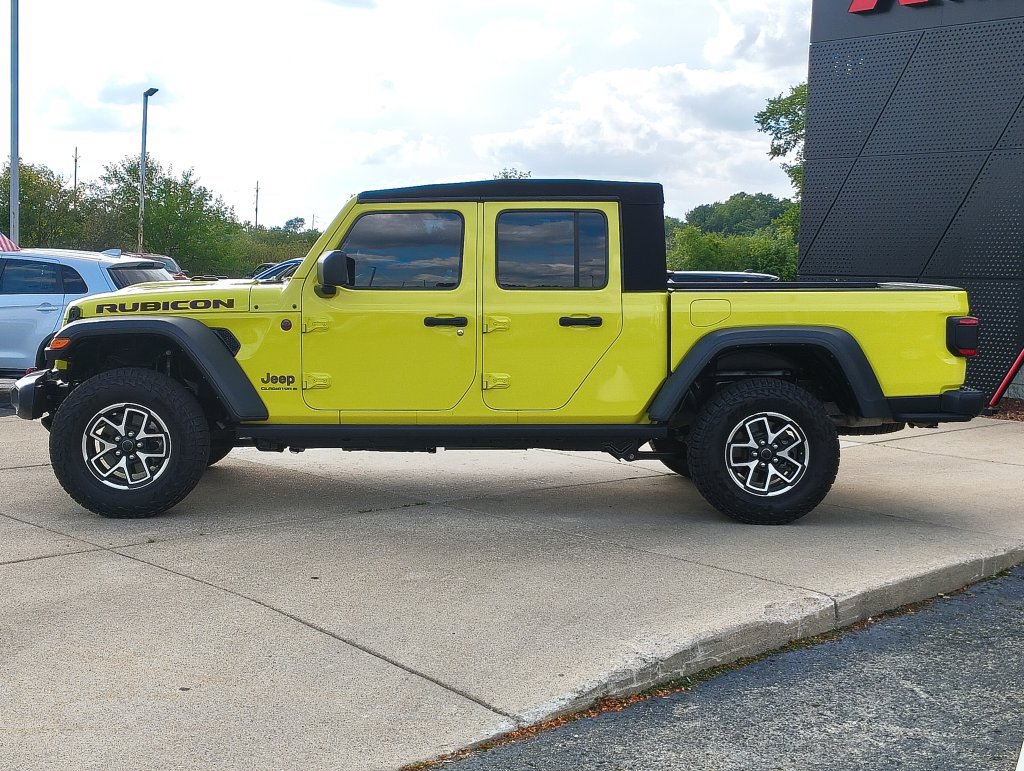 Used 2024 Jeep Gladiator Rubicon w/ Technology Group AWD/4WD image 31