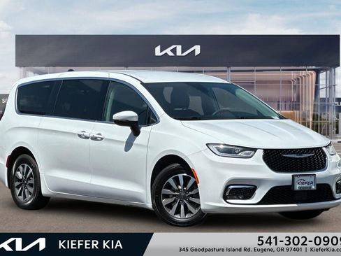 Used 2023 Chrysler Pacifica Touring-L FWD image 1