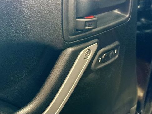 Used 2018 Jeep Wrangler Unlimited Rubicon w/ Connectivity Group AWD/4WD image 18