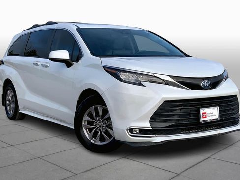 Used 2022 Toyota Sienna XLE image 2