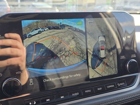 Used 2023 Nissan Rogue SL w/ SL Premium Package image 9