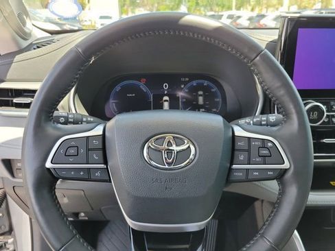Used 2023 Toyota Highlander Platinum AWD/4WD image 20