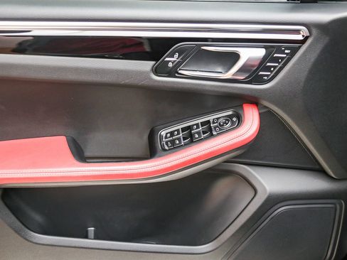 Certified 2023 Porsche Macan AWD/4WD image 30