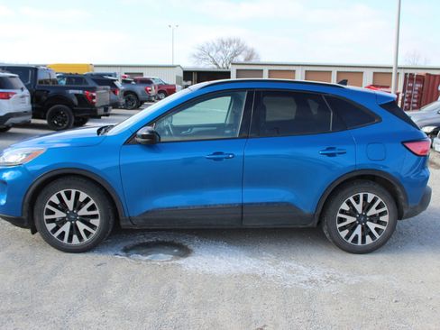Used 2020 Ford Escape SE Sport image 3
