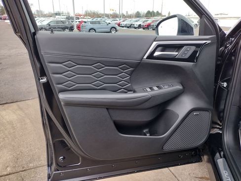 New 2026 Mitsubishi Outlander SEL image 17