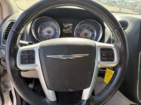 Used 2013 Chrysler Town & Country Touring FWD image 8