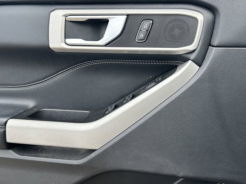 Used 2022 Ford Explorer XLT w/ Equipment Group 202A image 8