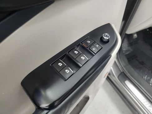Used 2015 Toyota Highlander Limited w/ Driver Technology Package AWD/4WD image 12