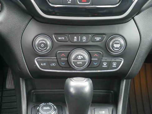 Used 2019 Jeep Cherokee Limited image 7