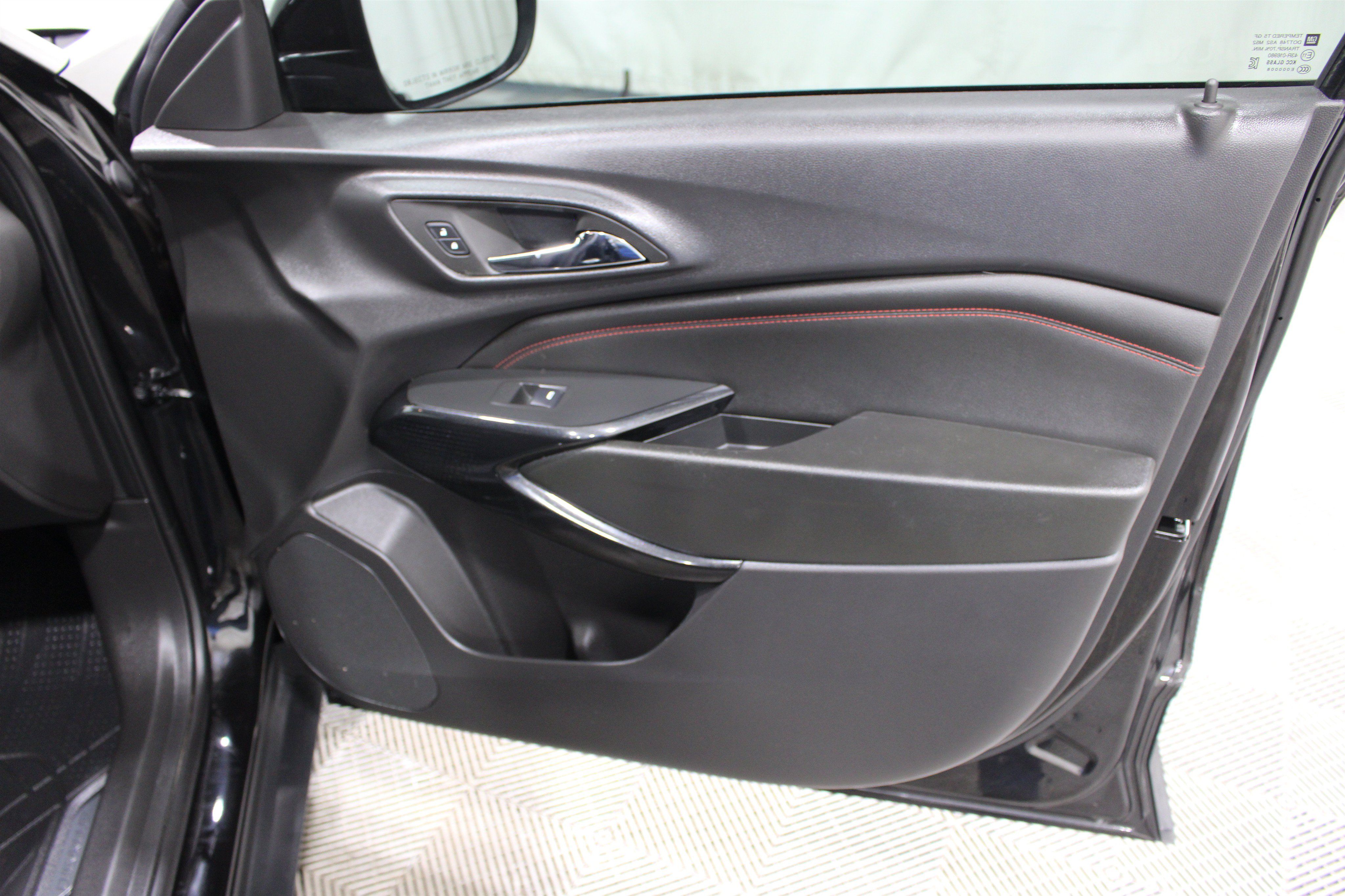 Used 2025 Chevrolet Trax RS w/ Sunroof Package FWD image 27