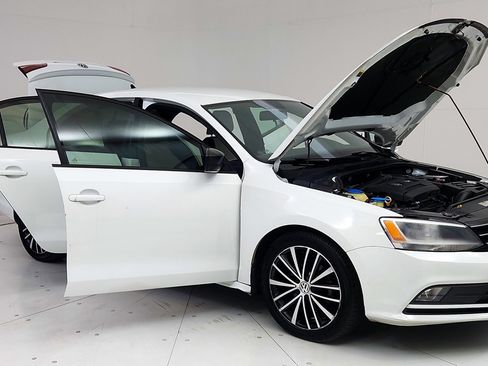 Used 2016 Volkswagen Jetta Sport FWD image 9