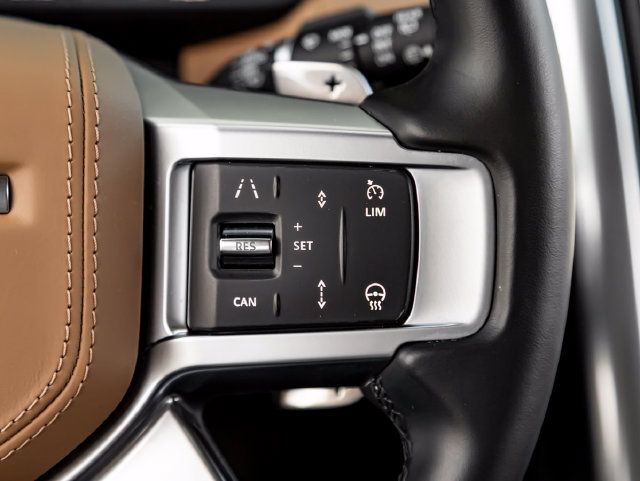 Used 2025 Land Rover Discovery Metropolitan Edition AWD/4WD image 20
