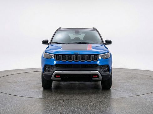 Used 2025 Jeep Compass Trailhawk AWD/4WD image 2
