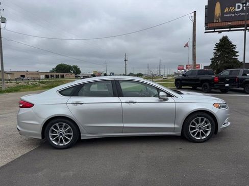 Used 2017 Ford Fusion SE w/ Fusion SE Technology Package FWD image 32