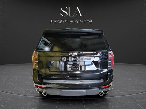 Used 2025 Chevrolet Suburban Z71 image 5