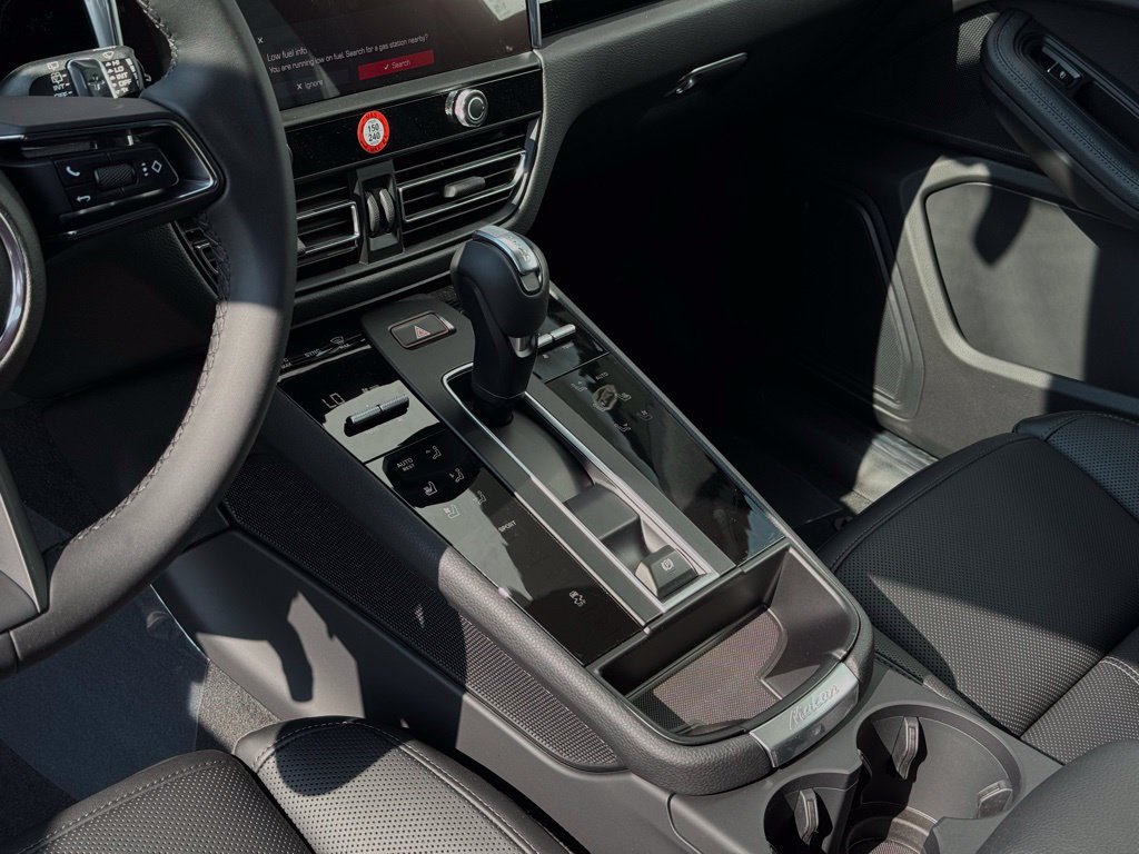 Certified 2025 Porsche Macan AWD/4WD image 27