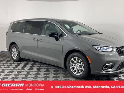 New 2025 Chrysler Pacifica Select