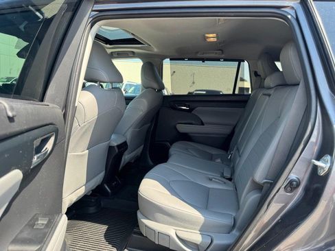 Used 2021 Toyota Highlander XLE AWD/4WD image 12