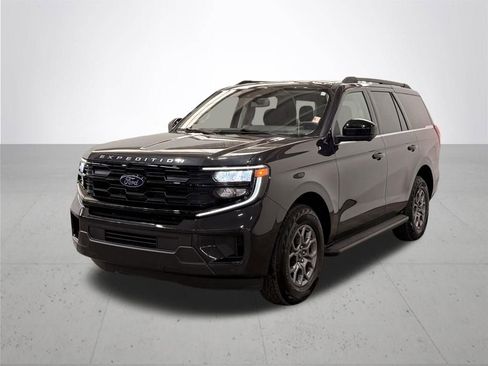Used 2025 Ford Expedition Active AWD/4WD image 2