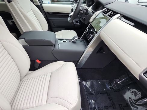 Used 2025 Land Rover Discovery S image 3