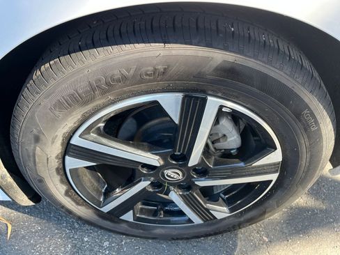 Used 2025 Nissan Sentra SV image 28