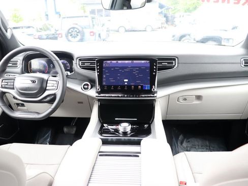 Used 2025 Jeep Wagoneer Series II AWD/4WD image 18