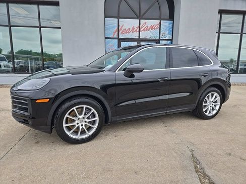 Used 2024 Porsche Cayenne w/ Premium Package AWD/4WD image 5