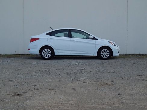 Used 2017 Hyundai Accent SE image 2