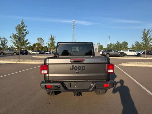 Used 2022 Jeep Gladiator Sport AWD/4WD image 4
