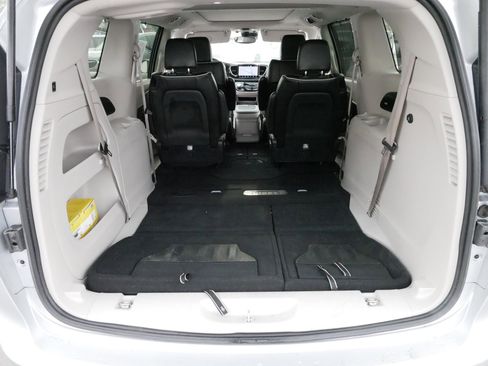 Used 2023 Chrysler Pacifica Limited image 18