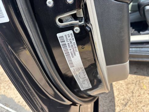 Used 2023 Chrysler Pacifica Touring-L FWD image 31