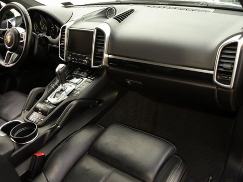 Used 2017 Porsche Cayenne S image 11