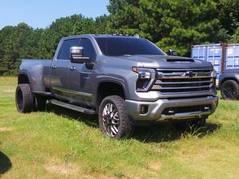 Used 2025 Chevrolet Silverado 3500 High Country w/ High Country Premium Package AWD/4WD image 2