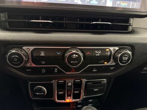 Used 2025 Jeep Gladiator Sport AWD/4WD image 40