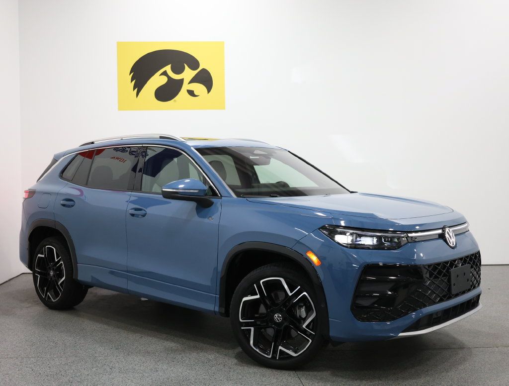 Used 2025 Volkswagen Tiguan SEL R-Line AWD/4WD image 2